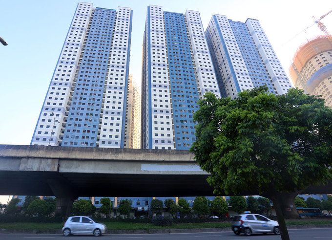 Không có chỗ gửi xe, dân chung cư ở Hà Nội để ôtô ở bãi rác